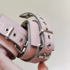 Muñequera cuero rosa