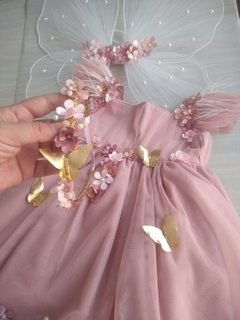 Vestido Jardim Encantado Rosé e acessório de cabelo na internet