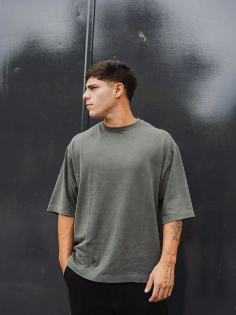 REMERA KANYE BIG LOGO LAUREL (05692)