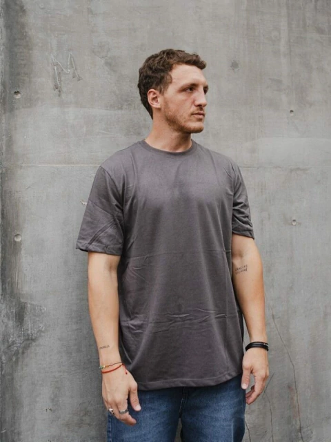 REMERA COLORES BASICA REGULAR GRIS OCURO (02645)