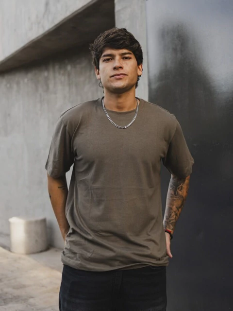 REMERA BASICA REGULAR VERDE MILITAR (05801)