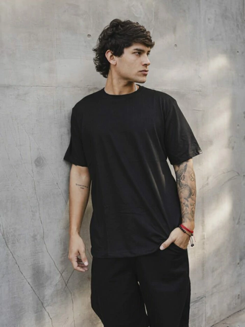 REMERA COLORES BASICA REGULAR NEGRA (02646)