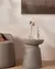 Escultura Mulher Sentada Lendo na internet