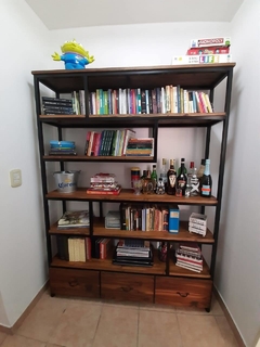 Biblioteca Irregular con cajones en internet
