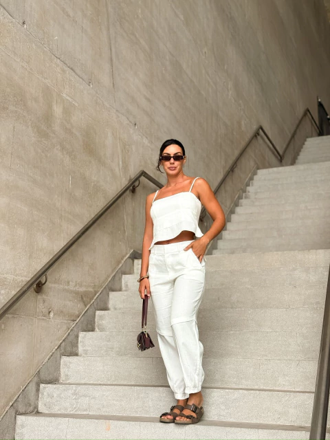 Calça Essence Linen - Cós Estruturado - Fechamento com Zíper Discreto e Bolsos Faca