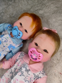 Boneca com caixa de som, cabelos e olhos abertos - comprar online