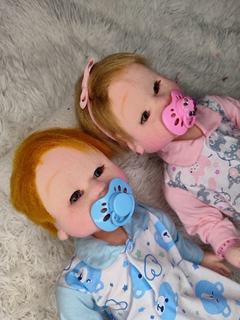 Boneca com caixa de som, cabelos e olhos abertos na internet