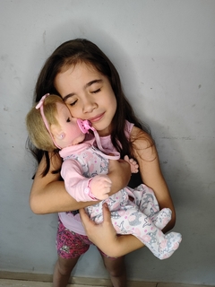 Boneca com caixa de som, cabelos e olhos abertos - comprar online
