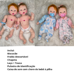 Boneca com caixa de som, cabelos e olhos abertos na internet