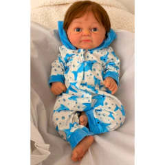 Bebê reborn menino de silicone sólido vestido com macacão branco e azul com estampa de tubarões, Ana Dolls.