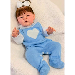 Mão realista de bebê reborn menina com detalhes em pele e unhas.