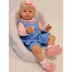 Bebê reborn menina Hanna com vestido azul e rosa, faixa de cabelo rosa com laço, feita artesanalmente por Ana Dolls.