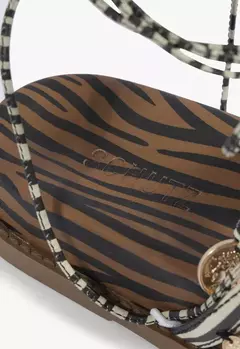 Sandália Papete Couro Tachas Amarração Animal Print