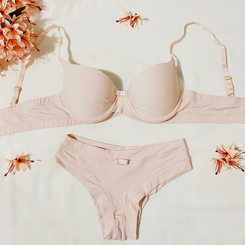 Conjunto Sutiã bojo comfort reforçado com bojo e base cruzada com calcinha tradicional sem elástico e costura especial.