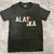 Remera gris franja roja