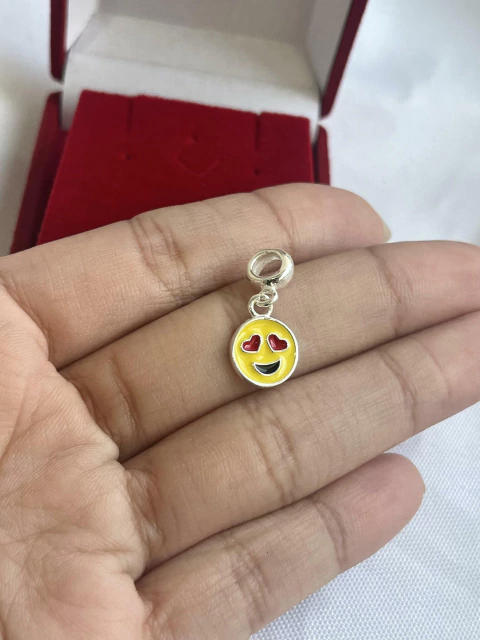 Berloque Emoji Apaixonado Resinado