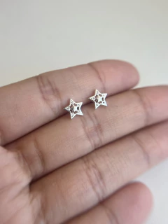 Brinco Estrela Detalhes Vazados Cravejada 7mm - comprar online