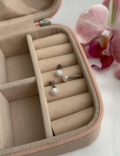 Piercing Chuveirinho Cravejado Cristais e Haste em Aço Inoxidável