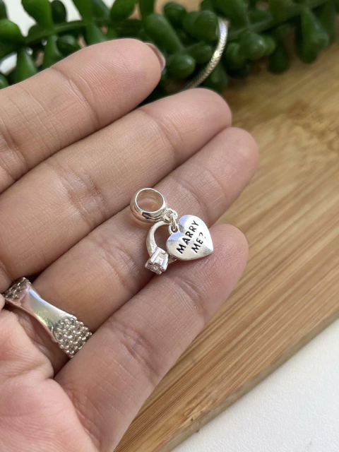 Berloque Marry Me? com Anel Solitário