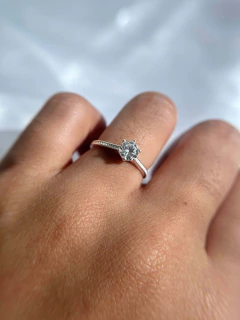 Anel Solitário Zircônia Cristal 6mm Aro Trabalhado