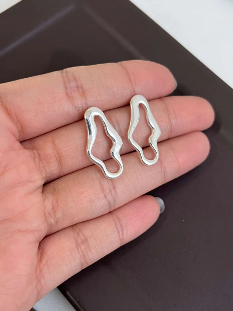 Brinco Orgânico Vazado 24mm