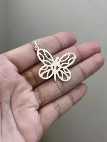 Pingente Borboleta Detalhes Vazados Maciça 25mm