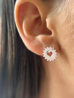 Conjunto Brincos + Colar Coração Vazado Cravejado com Zircônias Cristais 11mm 45cm - Mile e Uma Pratas