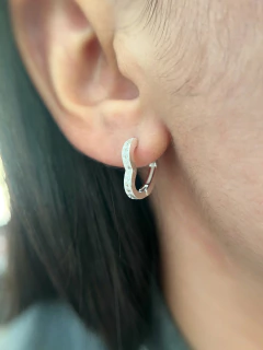 Argola Coração Cravejado Cristais Click 14mm - comprar online