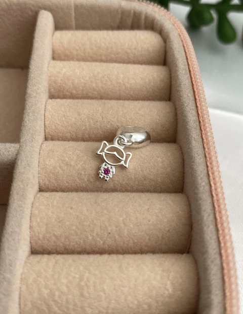 Berloque Menina Vazada com Ponto de Luz Rosa 9mm