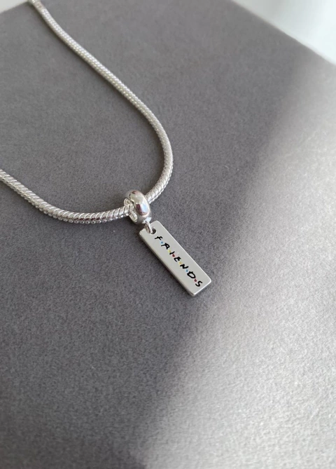 Berloque Friends Plaquinha 16x5mm