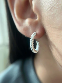 Meia Argola Torcida Grossinha 18mm