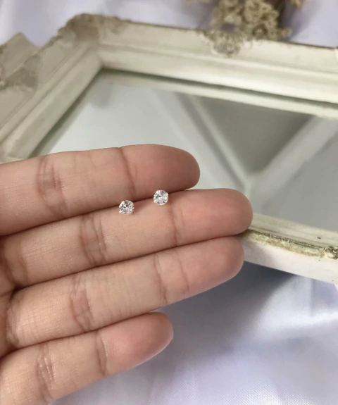 Brinco Ponto de Luz Zircônia 4mm