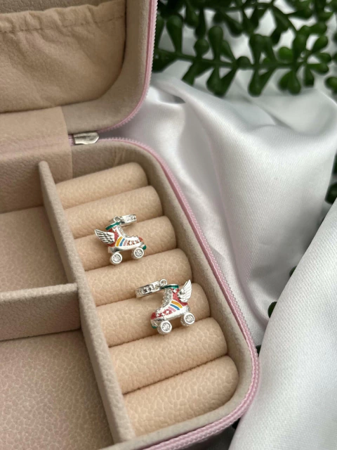 Berloque Patins Colorido com Asas