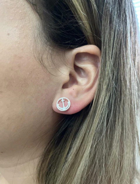 Brinco Medalha Âncora Vazada 10mm