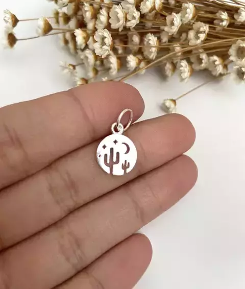 Pingente Medalha Sertão Cactos e Lua Vazados 12mm