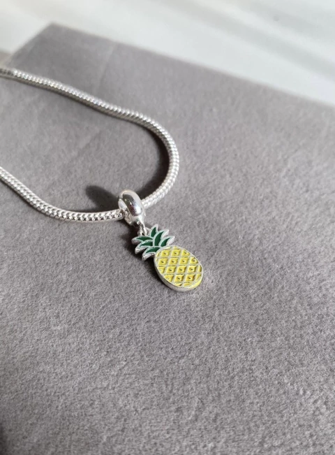 Berloque Abacaxi Resinado