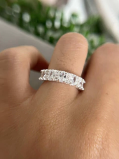 Anel Aparador Cravejado e com Zircônias Ovais 5mm Luxo