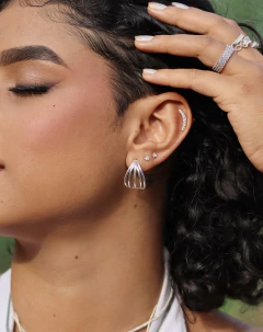 Brinco Meia Argola Linhas Luxo