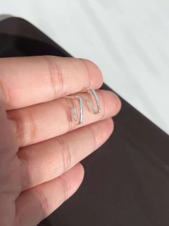 Brinco Meia Argola Fio Quadrado 12x5mm - comprar online