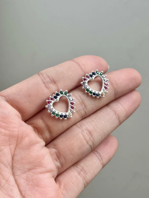 Brinco Coração Vazado Cravejado Colorido 15mm