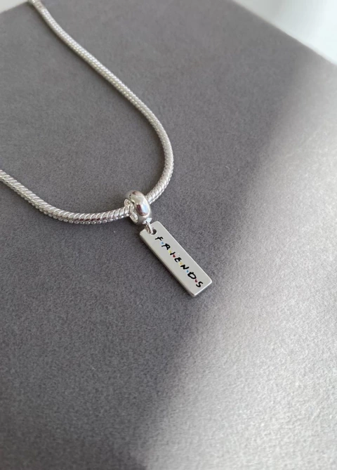 Berloque Friends Plaquinha 16x5mm