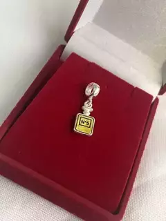 Berloque Perfume N5 Resinado Dupla Face - comprar online