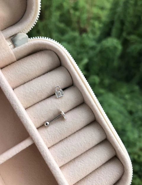 Piercing Cadeado Cravejado em Aço Inoxidável