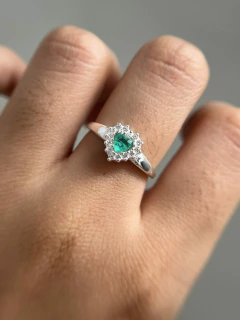Anel Coração Cravejado com Zircônia Verde Esmeralda Colombiana 8mm - comprar online