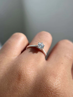 Anel Solitário Zircônia Cristal 6mm Aro Trabalhado na internet