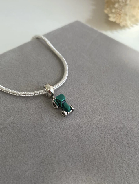 Berloque Trator Verde Resinado