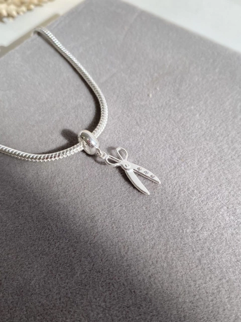 Berloque Tesoura com Pontos de Luz