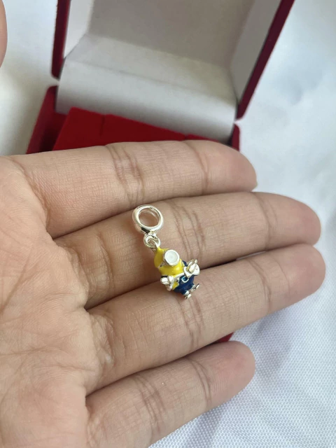 Berloque Minions Tocando Violão Resinado