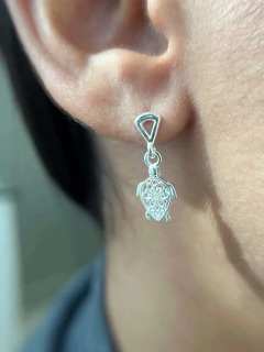 Brinco Tartaruga Detalhes Vazados 22mm