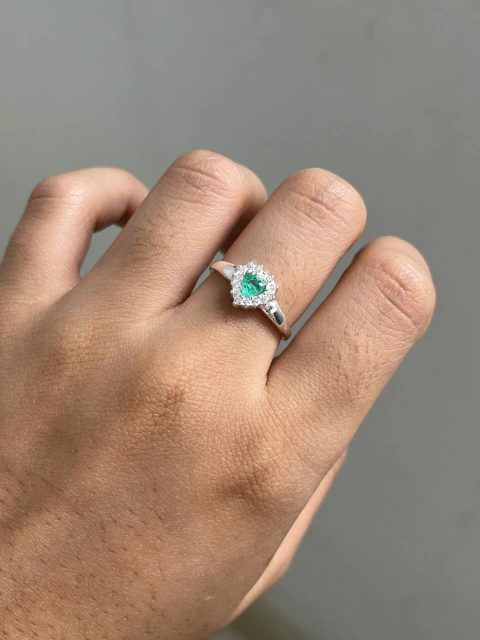 Anel Coração Cravejado com Zircônia Verde Esmeralda Colombiana 8mm